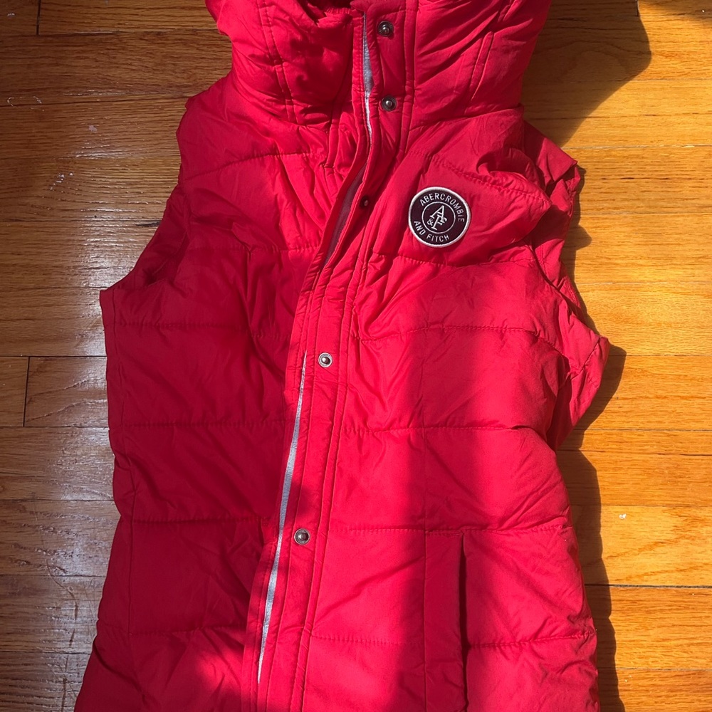 Abercrombie vest with hoodie color red size XS used once